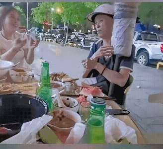 卖糖葫芦的大爷和吃烧烤的小姐姐打牌赌输赢，结果大爷的糖葫芦输了个干干净净。
不过