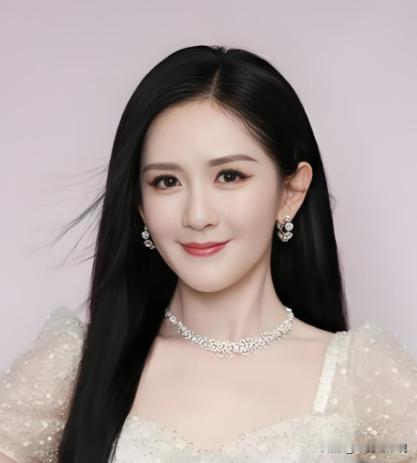 谢娜，这是被点名了吧？
6月24号，人民日报点评“主持人开演唱会争议”，说当下公