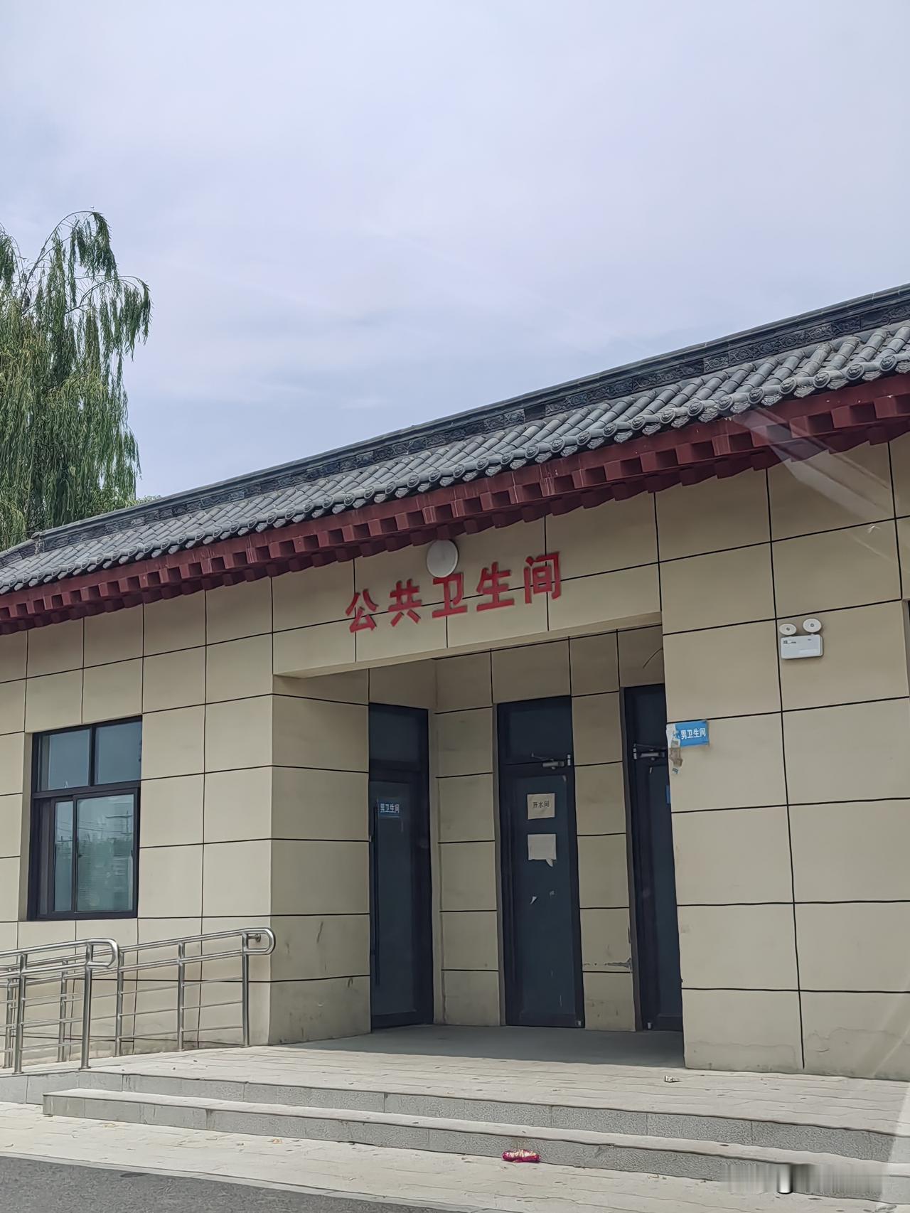 在连霍高速开封龙亭下站口路北，有一处公共卫生间。路过此地进去如厕时，发现存在两个
