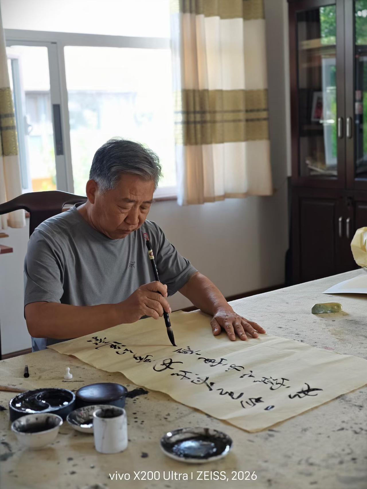清秋延庆，天高云淡。挚友张志和先生做客山居，一盏清茶的功夫，伏案挥毫，一气写下数