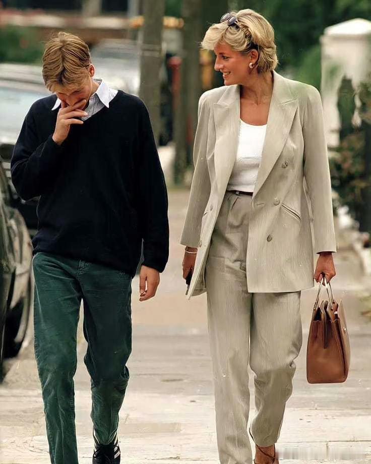 1997年，戴安娜王妃和威廉王子的最后一次一同外出，最后一次合照。 
