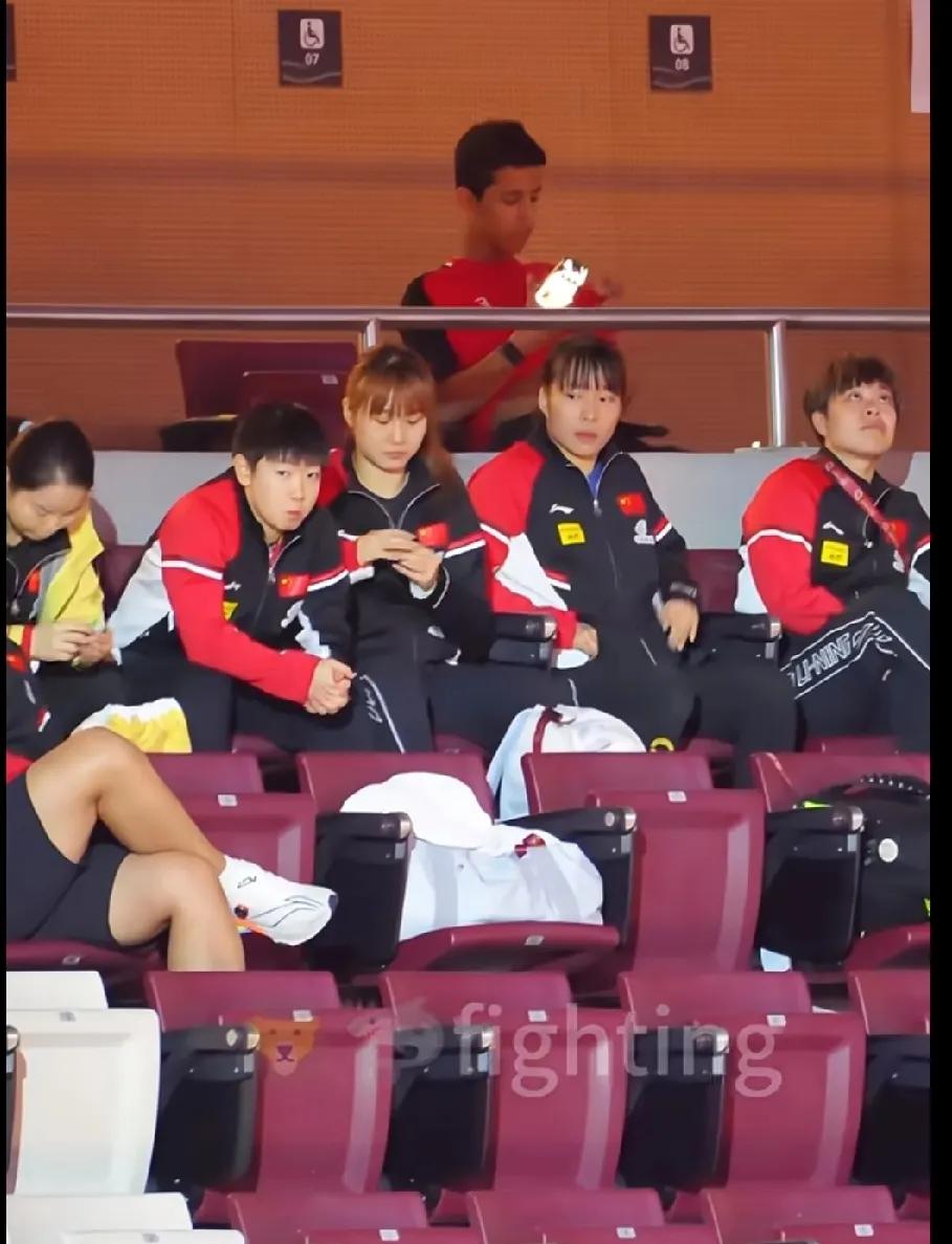 国乒小花看台“干饭”记
 
谁懂啊！刷到国乒看台名场面，孙颖莎带头，一群可爱小花