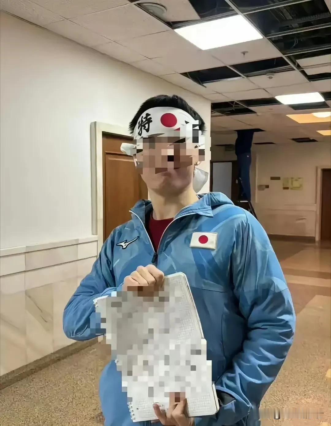 一个南京人，在莫斯科大学历史系课堂上，公然把旭日旗披在身上、把日军军帽摆上桌，这