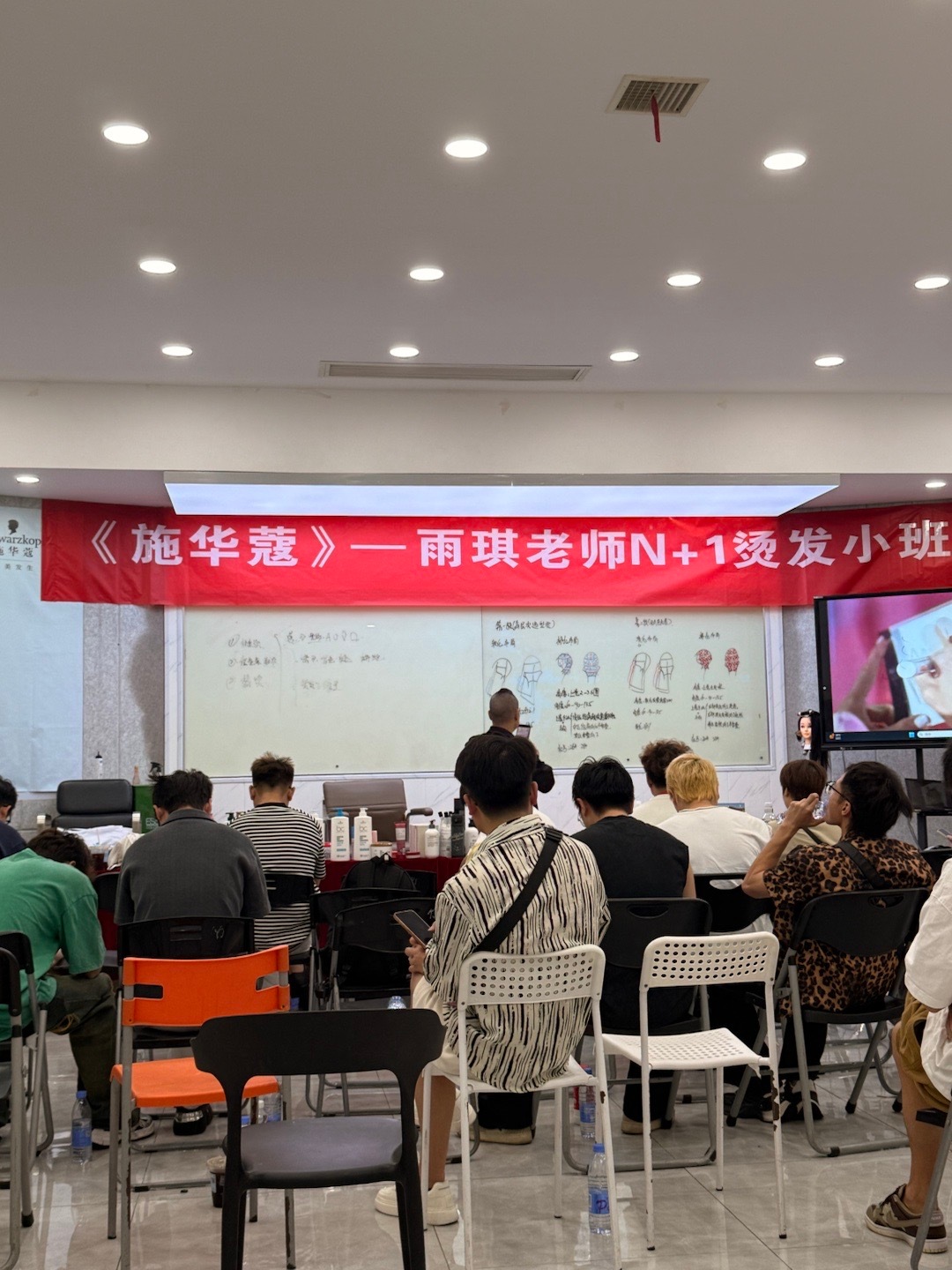 哇来做模特了没想到这么大阵仗…大师给我do头[泪][泪]好吓人也是让我赚到了 ​