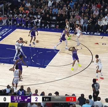 NBA赛场镜头：文班亚马这是什么招式？主打一个出其不意 攻其不备！
   这次进