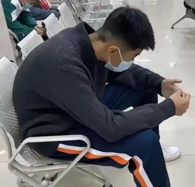 医院的白炽灯刺得人眼疼，

14岁男孩的手抖得握不住笔。

父亲突发脑溢血，住院