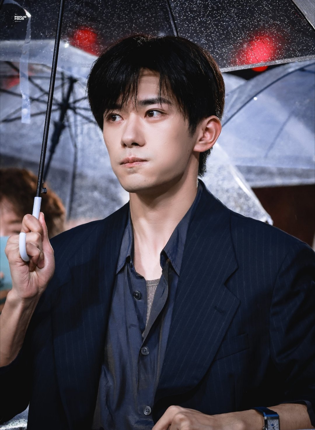 就这么抬头撞见易烊千玺这种不经意的偶遇也太美好啦，像是生活突然多了份小惊喜。远远