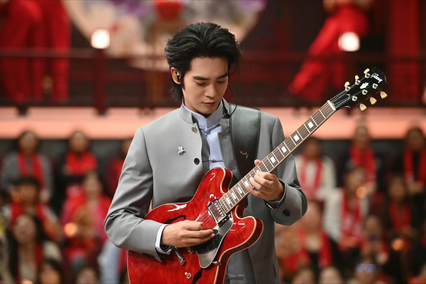 辽宁春晚于适骑马出场辽宁春晚真的太会安排了，于适板板正正的骑着一匹黑马出场，好帅