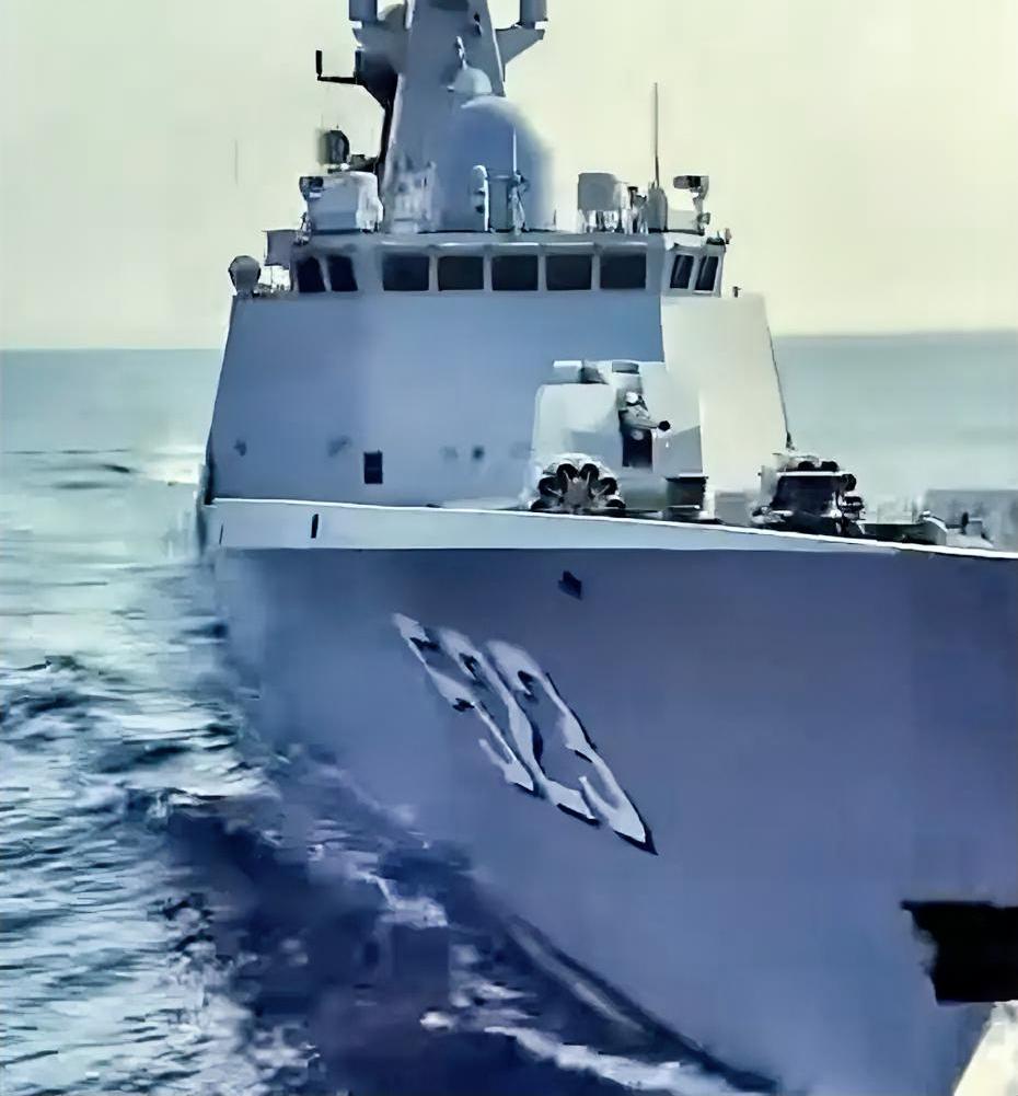 外舰强闯海峡近20小时对峙曝光，最险只隔一两百米，解放军没退半步

海上对峙，离