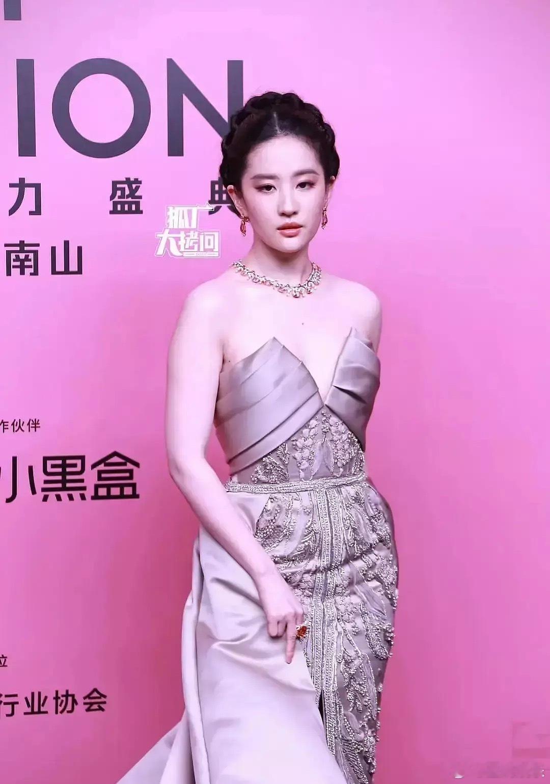 女明星剧里看着不肉，结果生图都好胖啊 