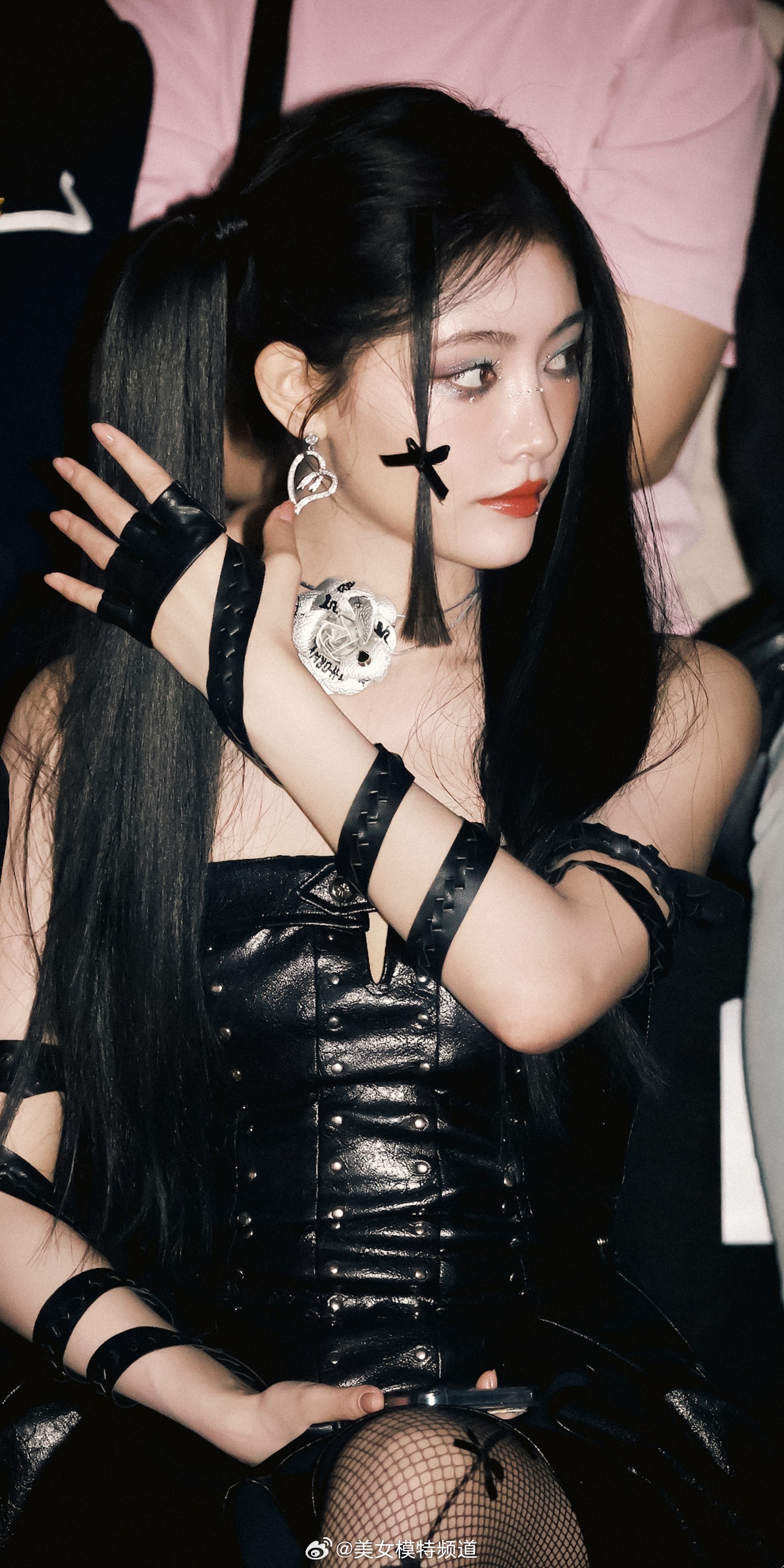 许佳琪暗黑风格穿搭酷感大片 