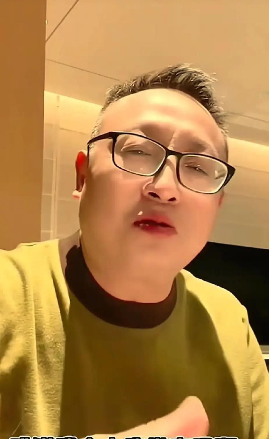 直播带货第7天，粉丝掉10万
 
云朵站在镜头前，嗓子发干。她唱老歌，弹幕刷“没