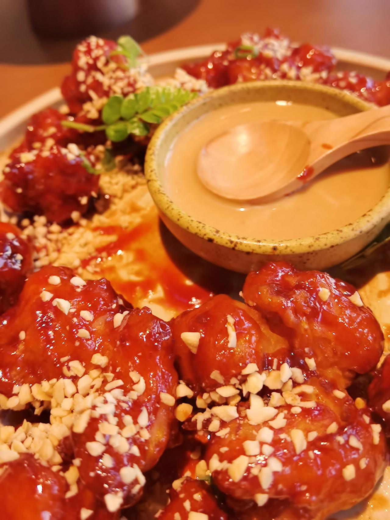 吃个漂亮饭！ 跟着小朋友吃了一家韩式餐厅，墙边很多绿植，环境清新宜人。石家庄餐厅