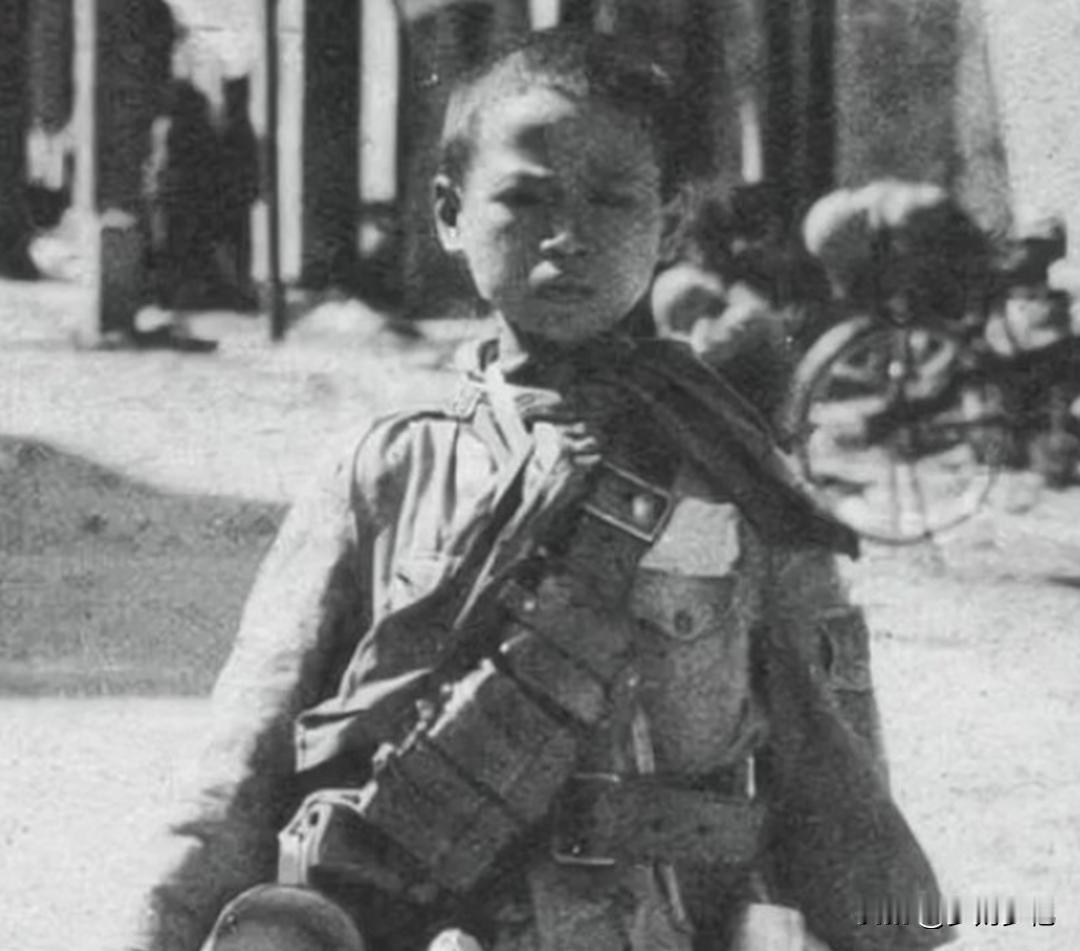 13岁"日军翻译官"竟是抗日英雄？真相太燃了！
 
1945年，一13岁男孩因精