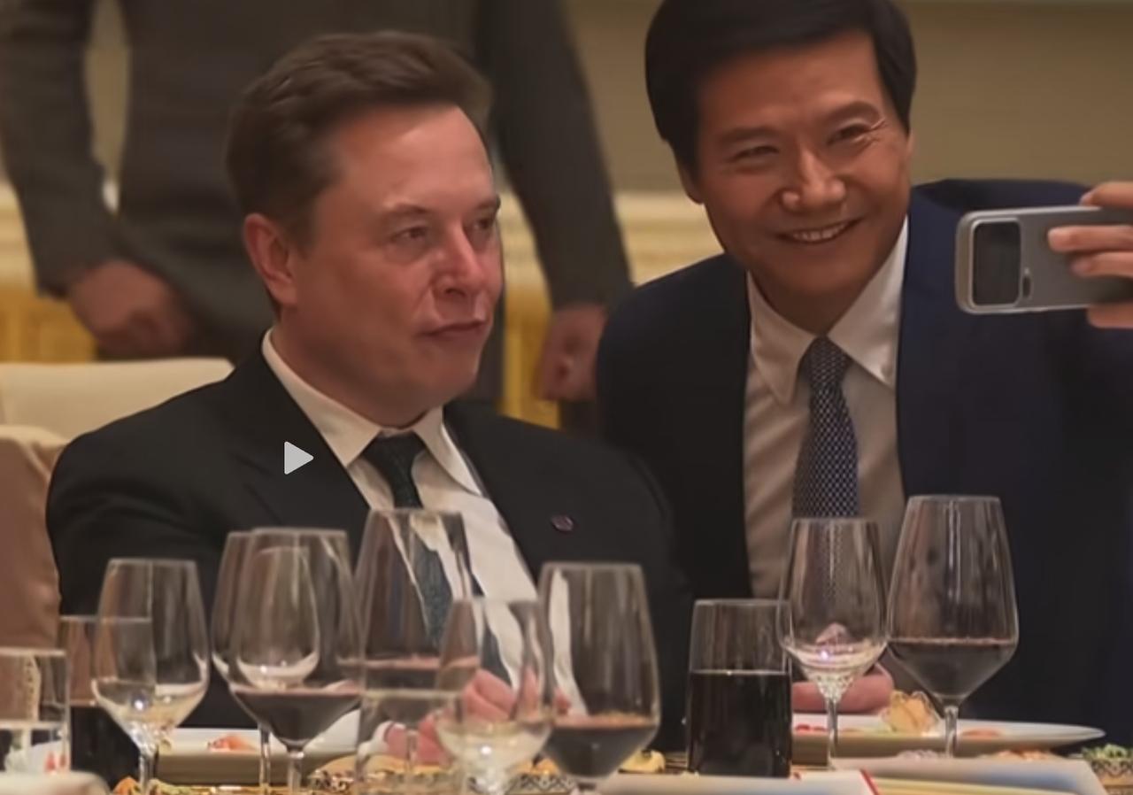 雷军蹲下与马斯克自拍，有人看见了卑微，我看见了格局

一张刷屏的国宴自拍照：雷军