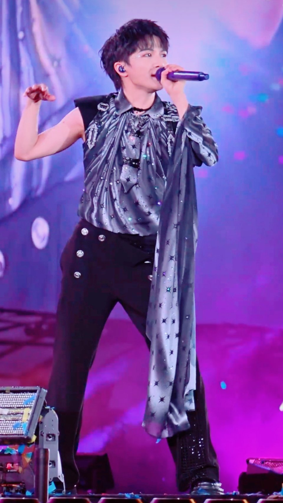 周深周深呼和浩特演唱会 第二套衣服变装 好酷 