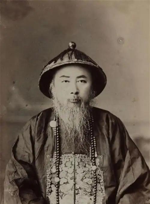 晚清梁鼎芬遭贬，临行把妻子龚氏托付挚友文廷式照看，不料二人日久生情，还生下三个儿