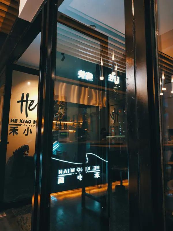 想生活得开心快乐，其实没那么复杂。我觉得关键在于心态和行动两手抓。
在心态上，别