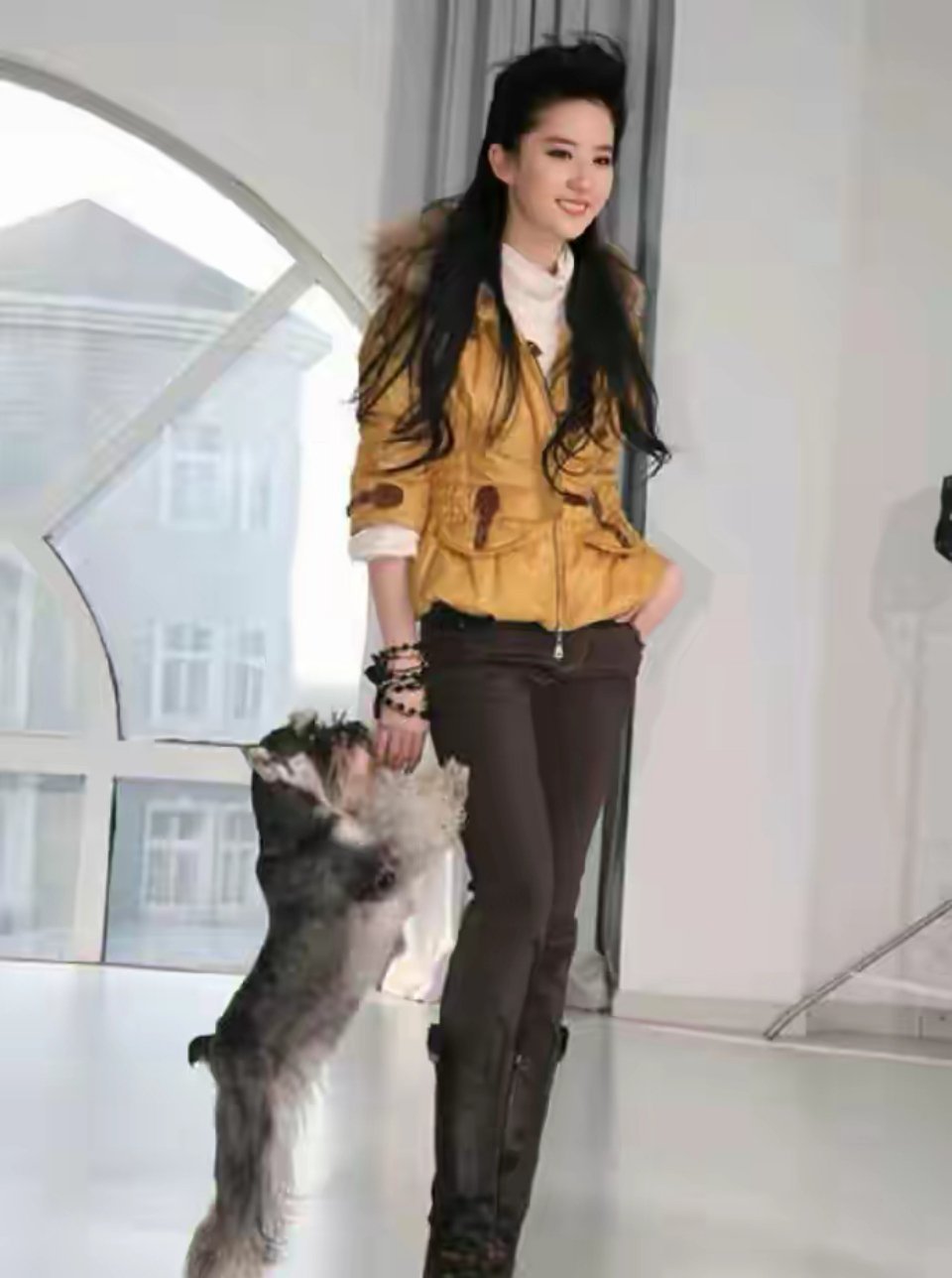 刘亦菲，这么丑的衣服她穿都不土，可想而知美得程度 