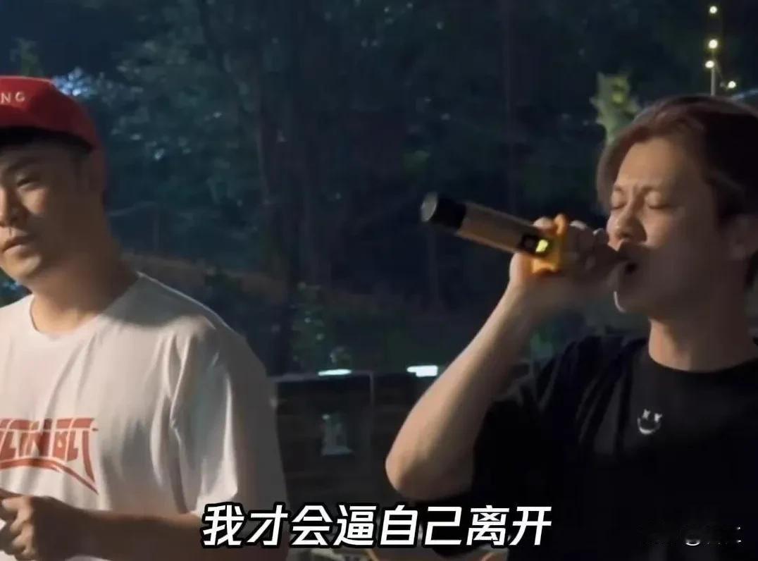鹿晗的内心其实很苦！
从他在演唱会问出是不是只有他一个人在变老？邓超和陈赫估计已