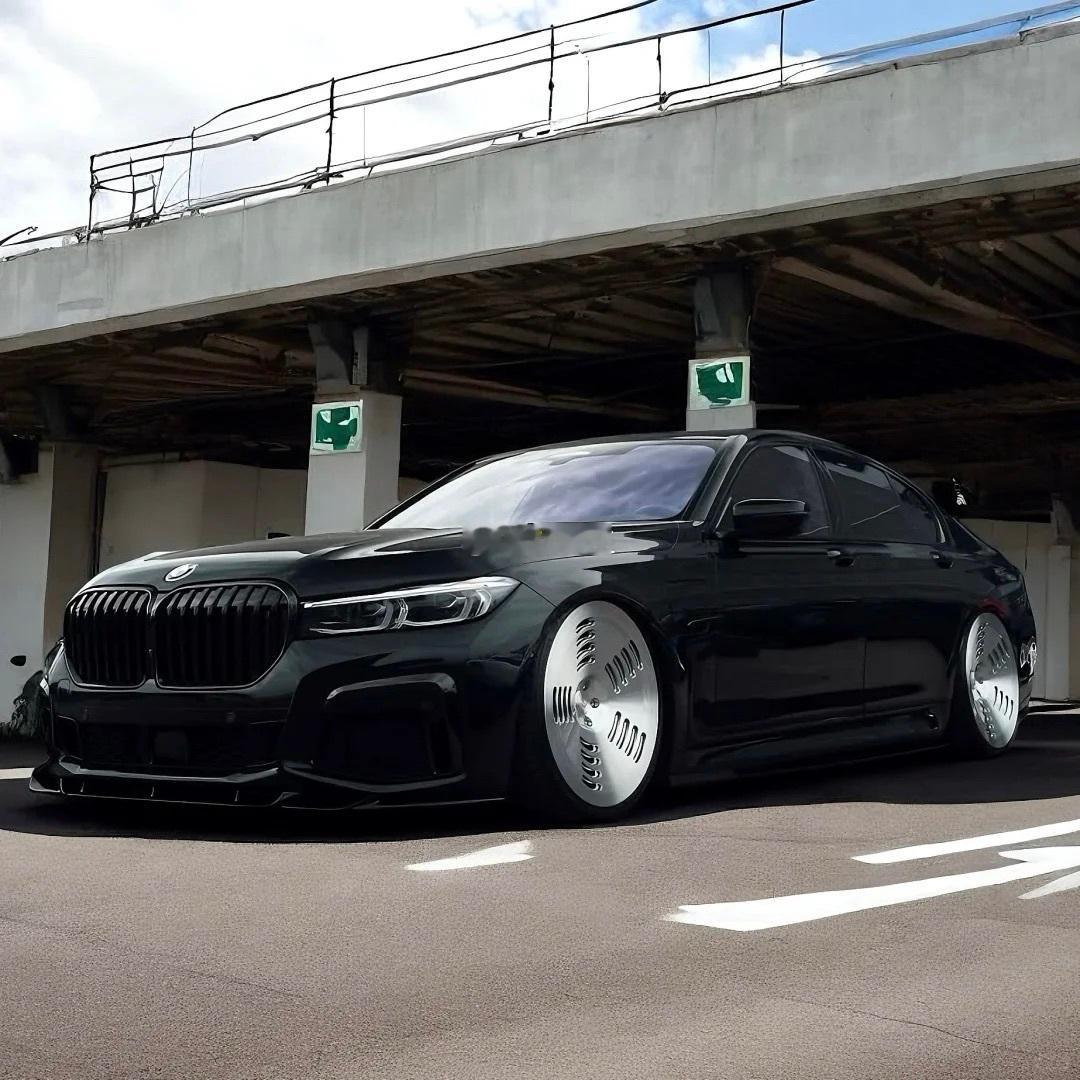 BMW-5系 6GT 7 系 「重量级沉默者」它没有喧哗，却让周围静了下来。贴地