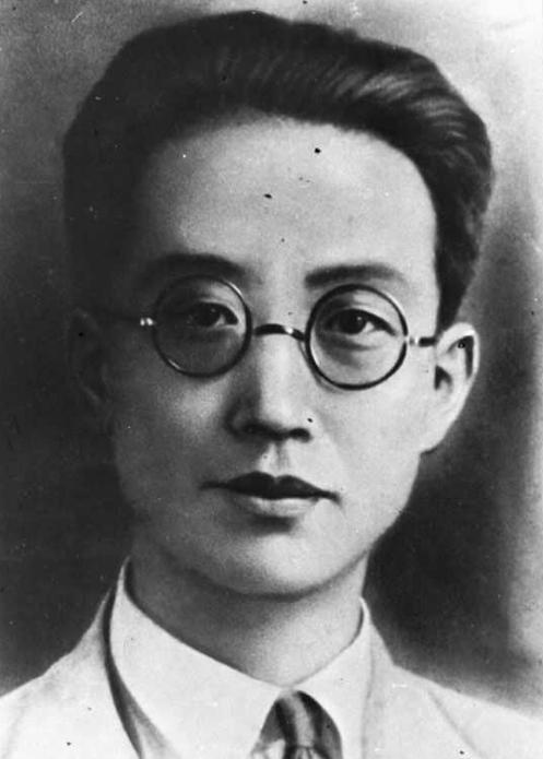 主席盛赞瞿秋白，称其是有才华的革命家，一身正气、宁死不屈。他以笔为刃投身革命，身