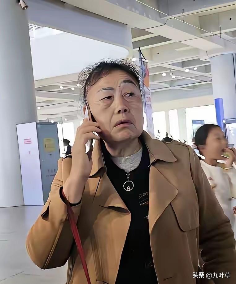 这位大姐的眉毛很特别！
左边看是大嫂，
右边看像大哥。
今日出门，
就是全家出动