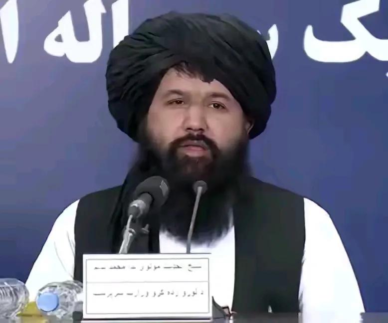 阿富汗教育部长宣布，将永久禁止阿富汗女性上学，禁止6年级以上女性进入中学，大学以