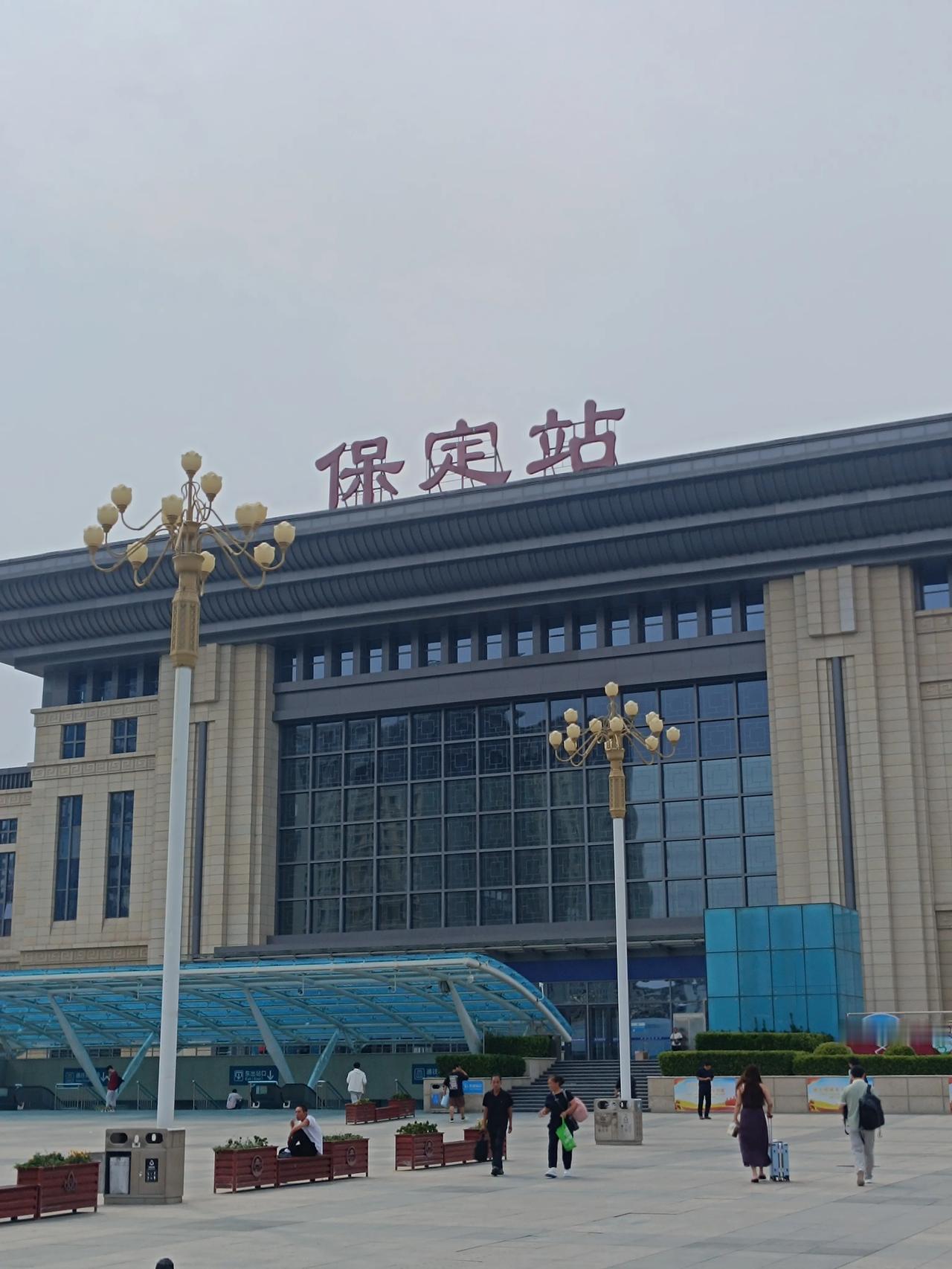 大保定安然无恙啊，前几天看到有人发火车站的大牌子出了点问题，今天坐车特意看了下，