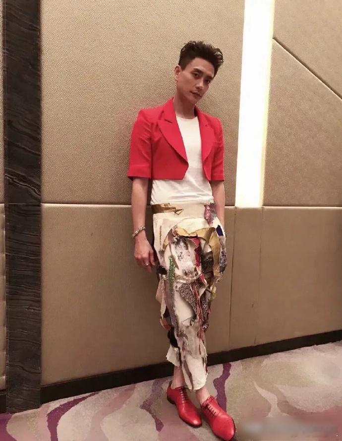 黄宗泽穿衣还是太保守了，模特里面可是没有穿打底衫的 ​​​