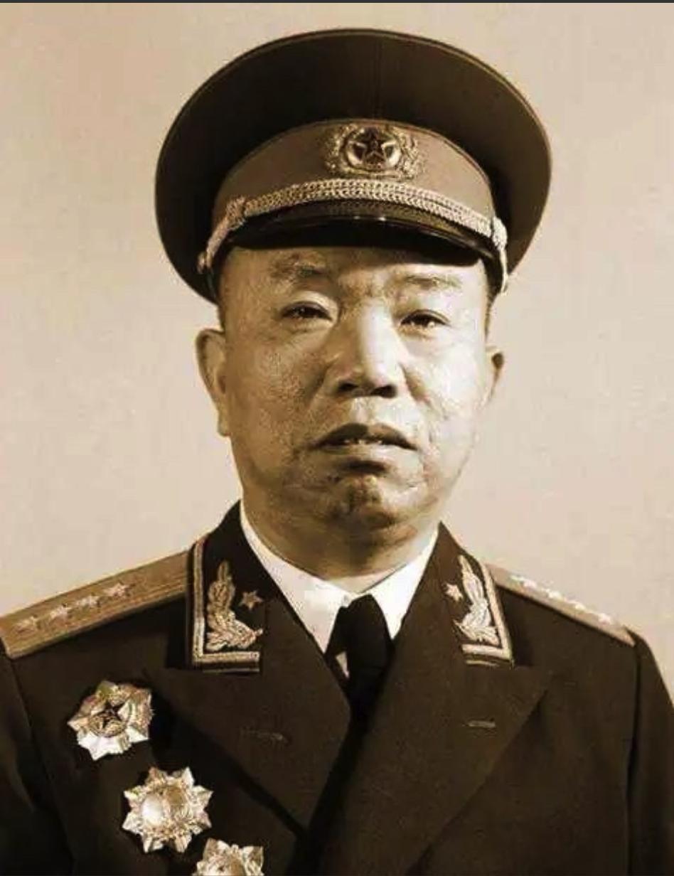 1952年，王树声在商店买东西时，突然感觉售货员有些熟悉，他想了想后，暗道：“当