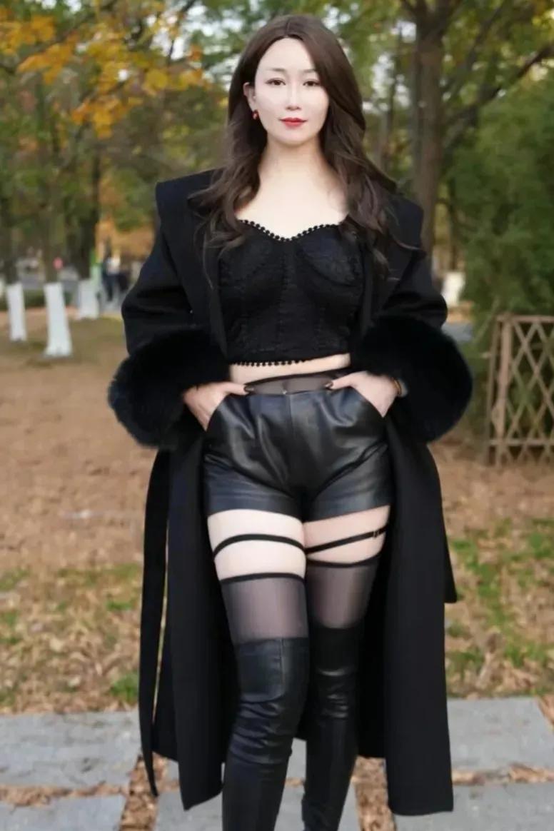 45岁中年丰韵美妇人，一身黑色衣服，黑丝袜，大腿略粗，但是腿很长，腿型也很美
