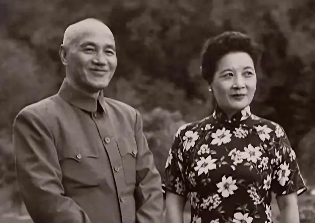 据说蒋介石走时，遗嘱里没有提宋美龄。这是1975年的3000万美金呀……。蒋某死