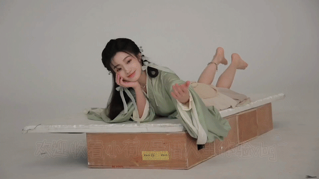 #赵丽颖打黄羿屁股幕后好好笑#  发文谈《与凤行》小荷，说这是自己的人生角色！该