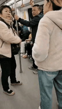 这哪是大妈，母老虎从山里蹿出来了.～～～～江西南昌地铁，两女子打架～～～大妈这么