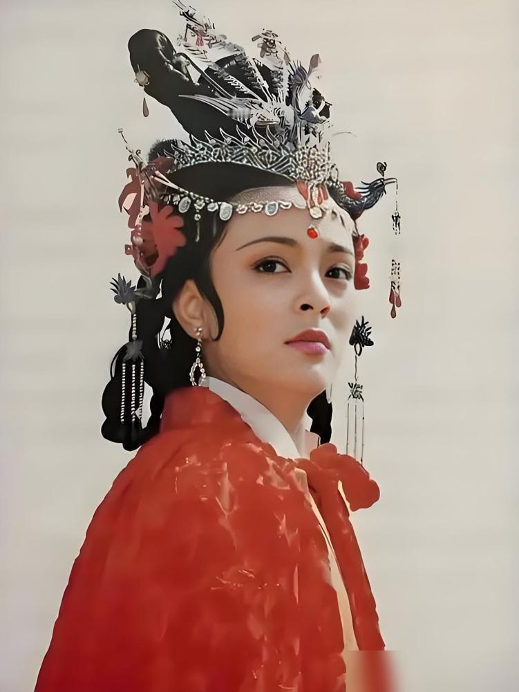 拍《红楼梦》的导演，亲口承认自己没读过原著，还大笑着说这恰恰是长项。
她说无知