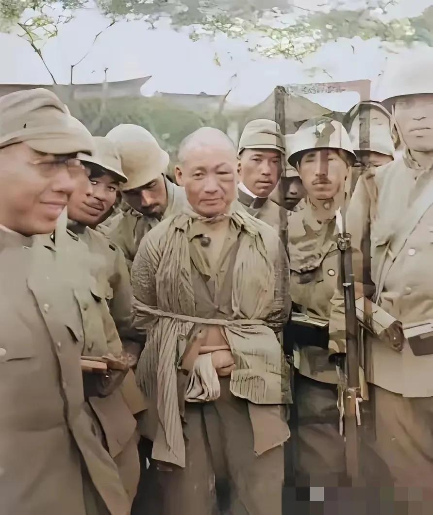 老照片:这是一张被日军封存了的照片，在投降后被我方人员搜查出来，照片中看，日本鬼