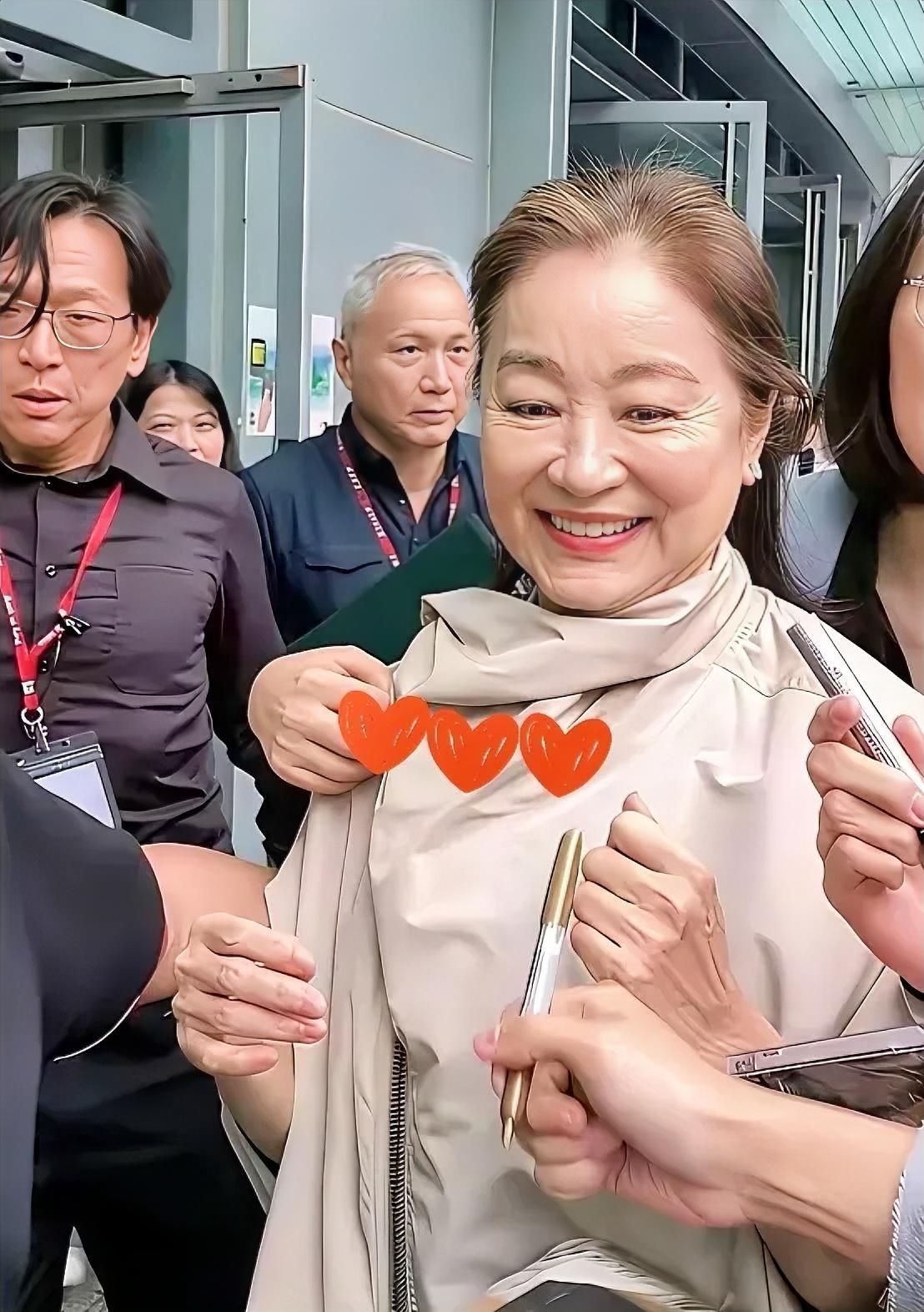[震惊][震惊][震惊]
细看老艺术家晚年出镜状态，满头白发气质依旧端庄。抛开岁