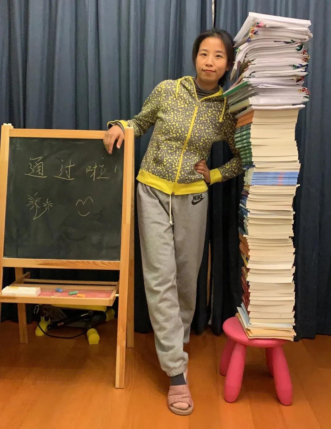 中年女人为了对抗生存的焦虑，为了增加在职场竞争的底气，开始挤入考证这个赛道。
