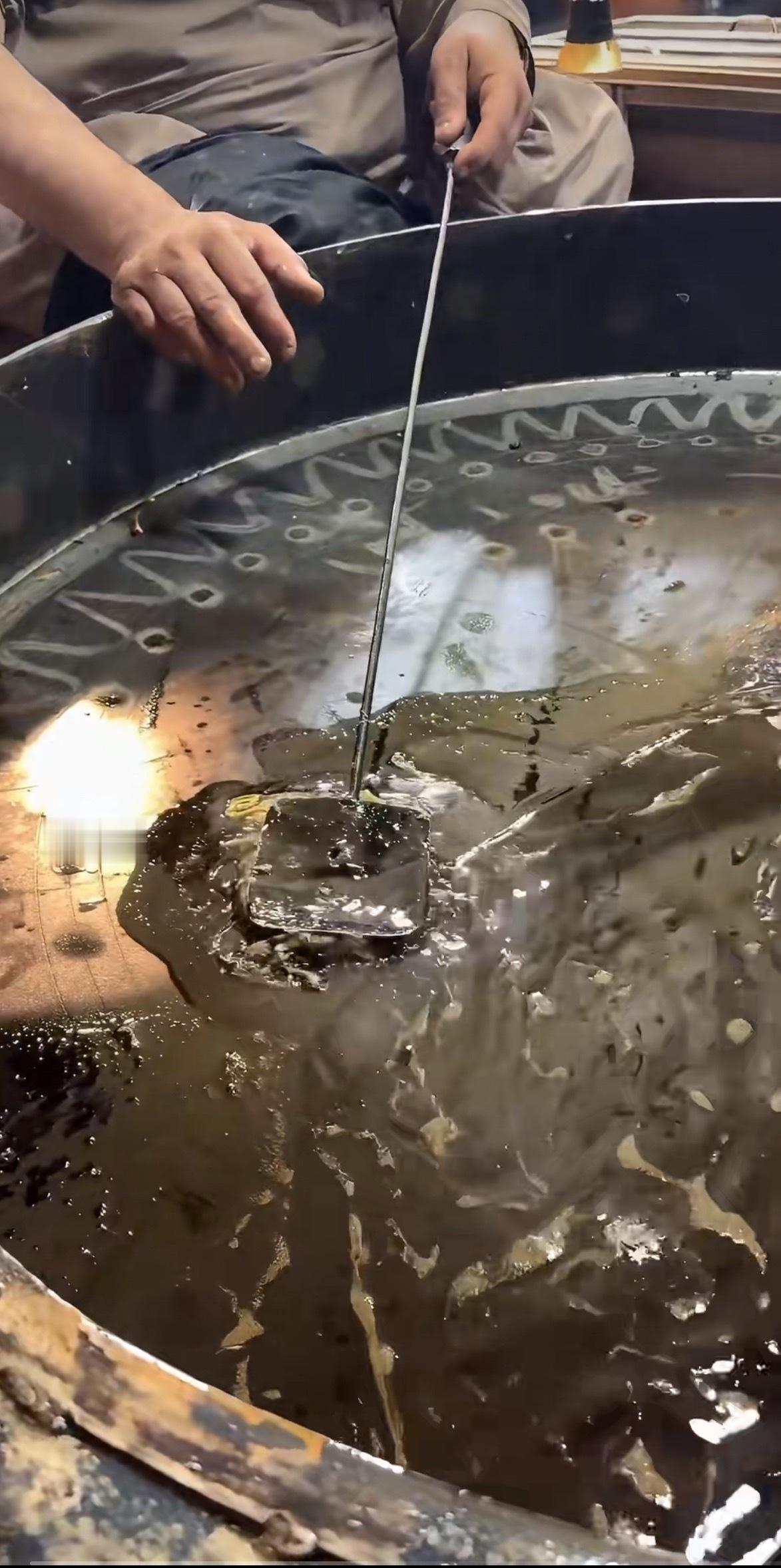 三锅特色黑油：富含180种人体不需要的营养