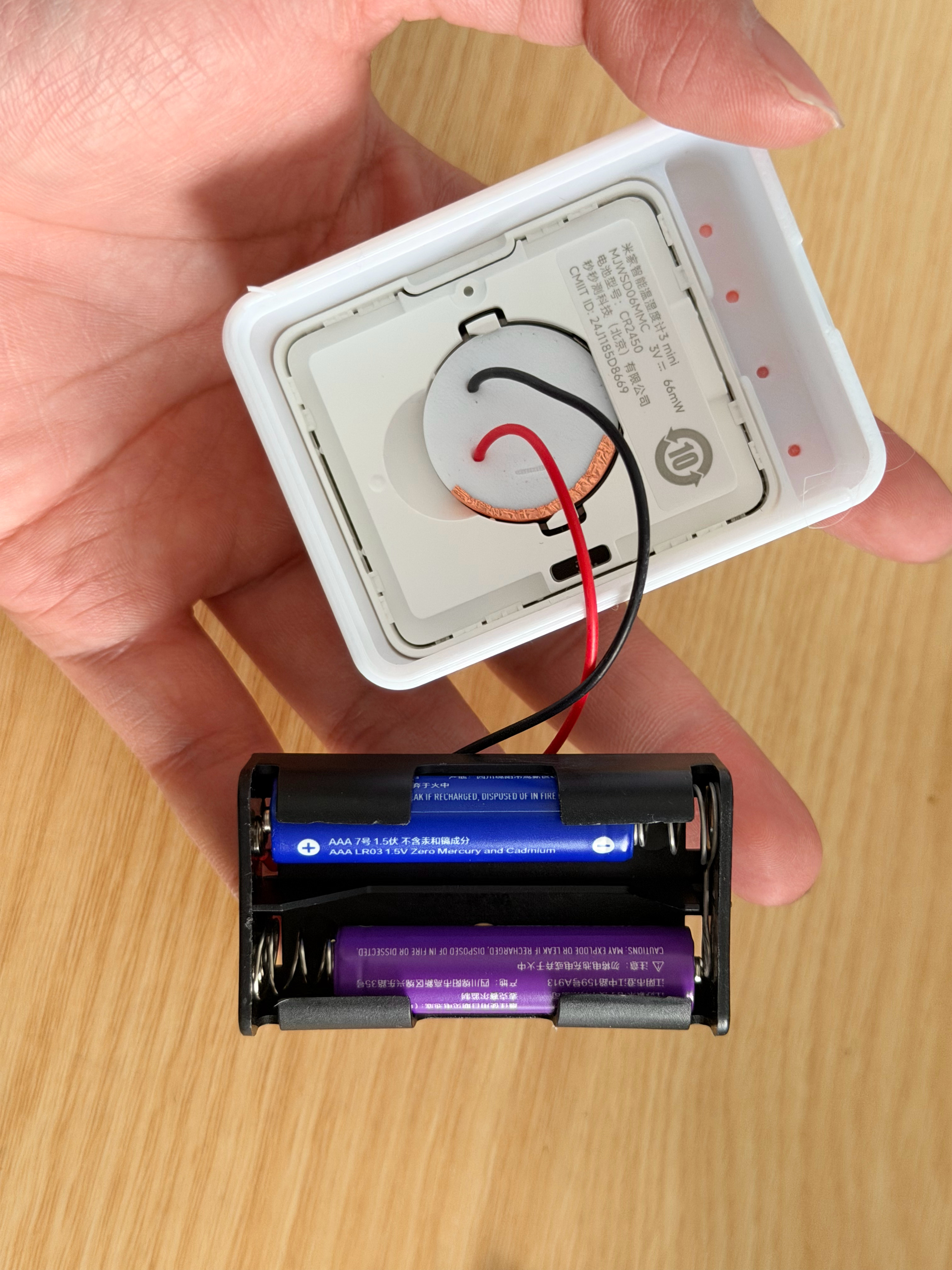 给我的米家温湿度传感器买了个小电视3d打印的改装壳把之前的纽扣电池改成了5号电池