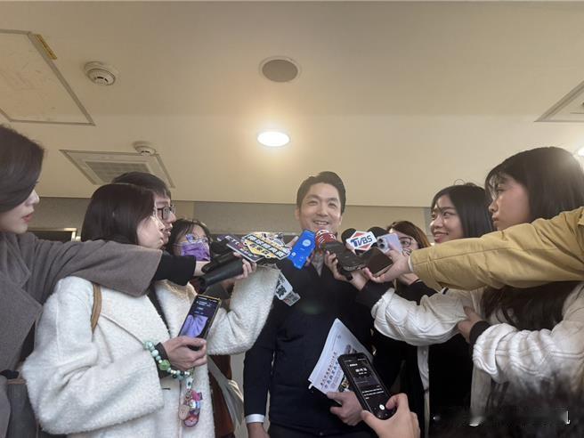 辉达执行长黄仁勋来台，今日即将离台，由于黄仁勋1日晚间表示将会再次来台签约，外界