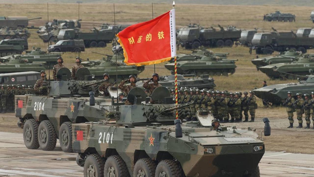 我军的重装合成旅到底有多恐怖？这么说吧，先做两个假设。第一个，俄乌冲突中，双方任