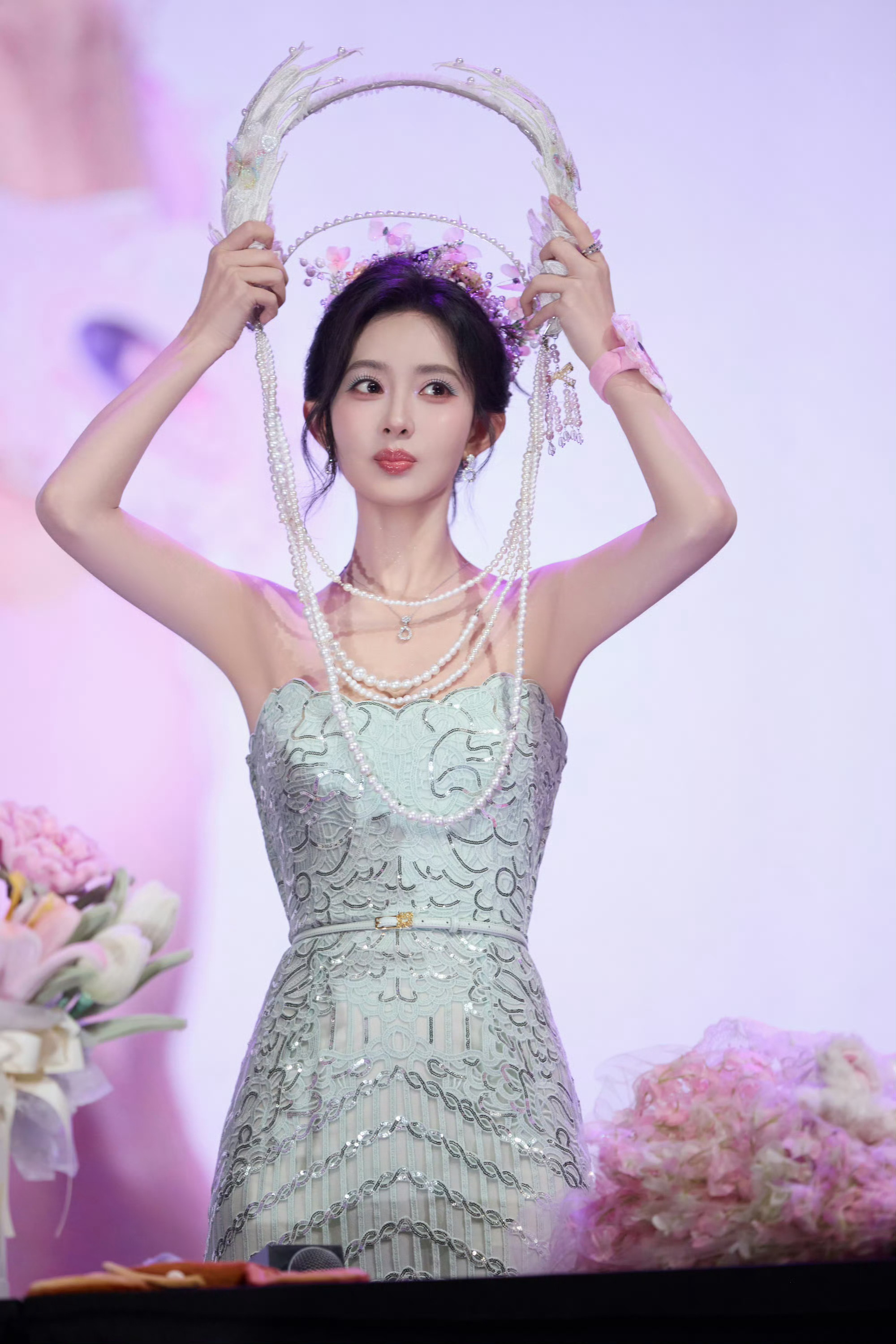 孟子义暮晚摇mzy孟子义尚公主“月亮难渡星星，你的光似神明，足矣渡我” "𝓣?