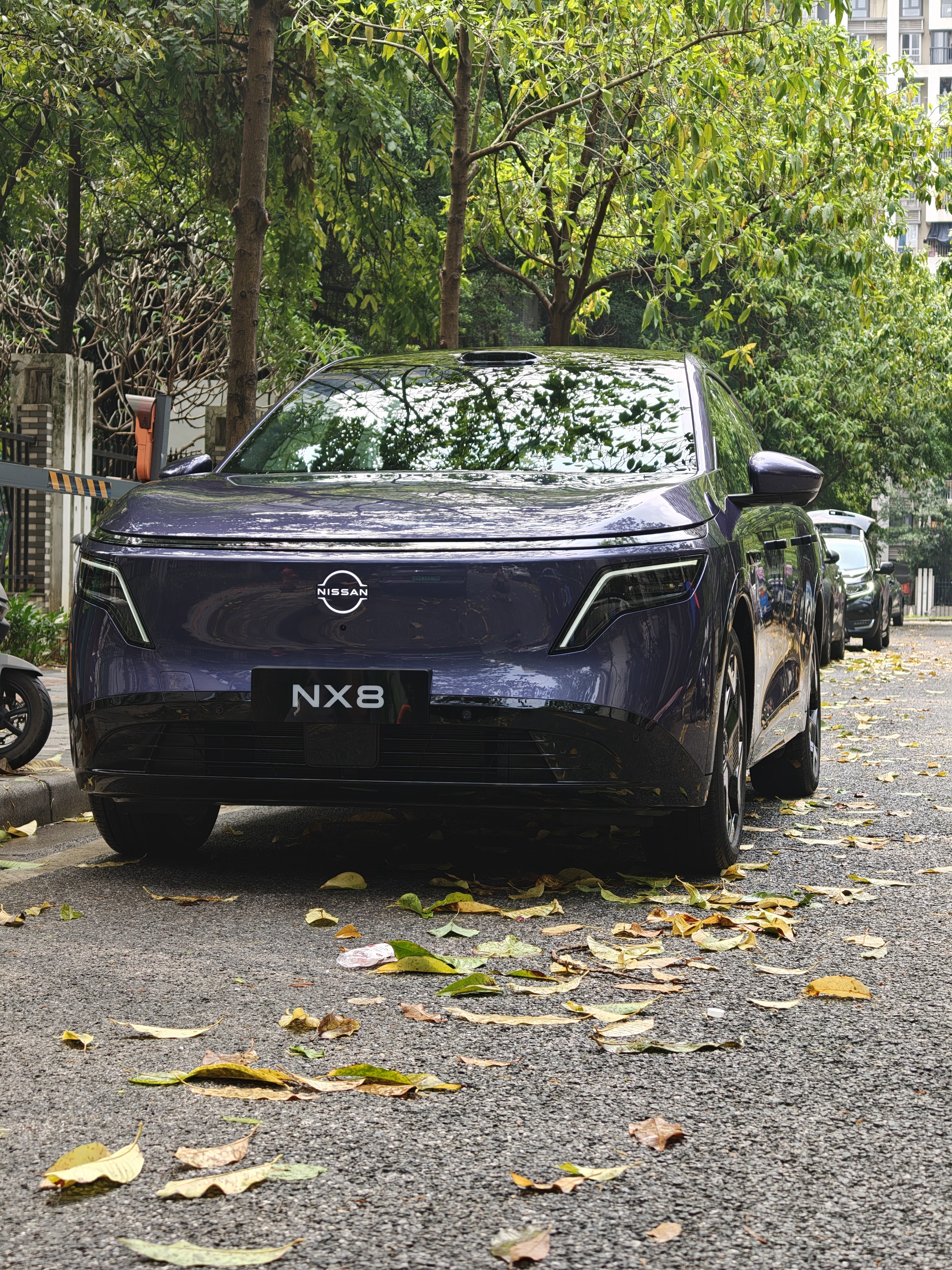 今天跑跑 ta，东风日产 NX8这台是摩纳哥紫，你们觉得这个颜色好看吗？霸天资讯