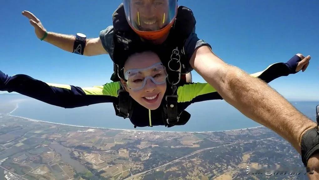 74岁刘晓庆挑战四千米跳伞

近日，74岁的刘晓庆再次展现了她不凡的勇气与活力，