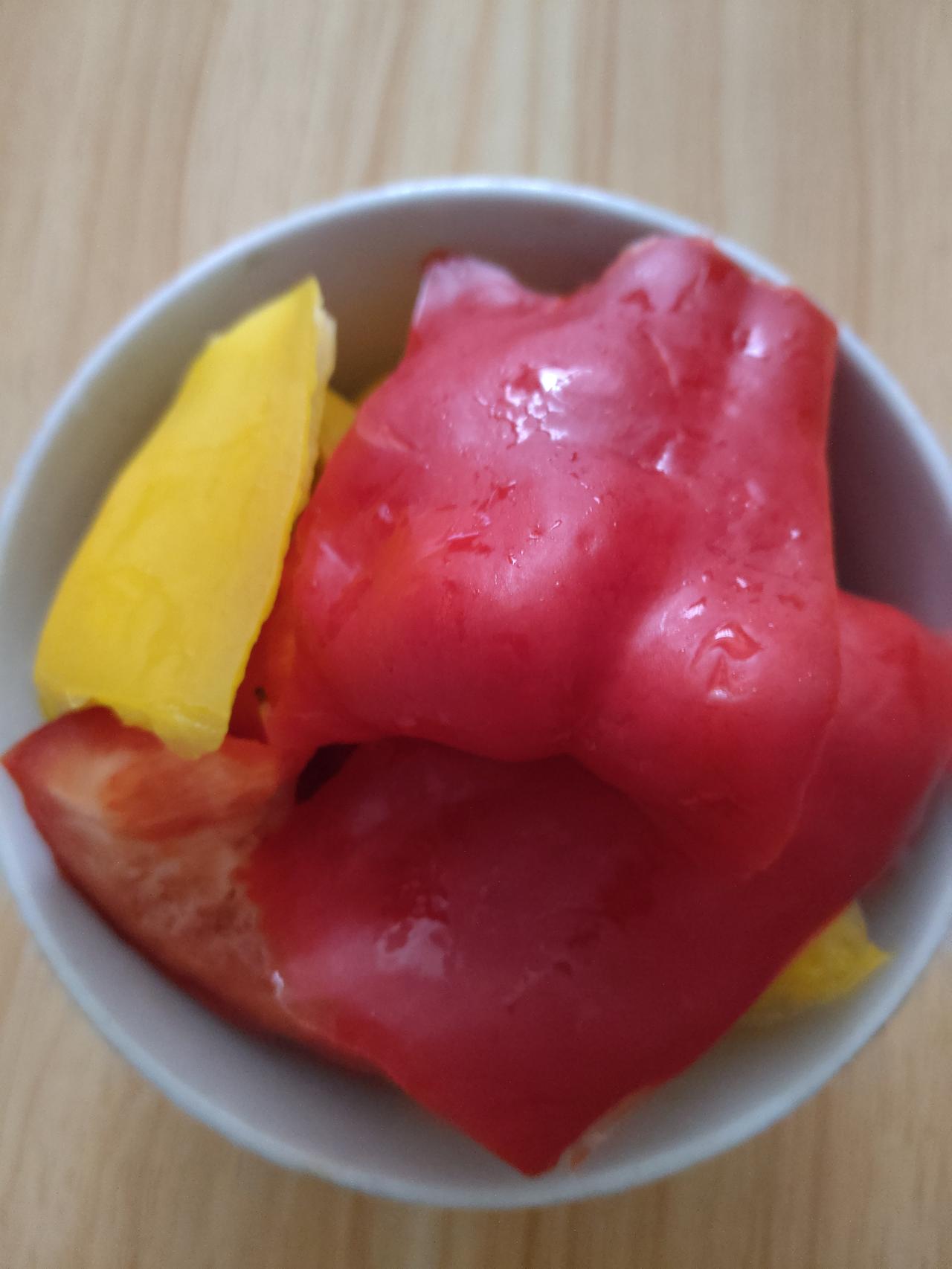 从网上买点彩椒，本来打算让老同志多吃点，补充点维生素，因为他不喜欢吃水果，彩椒也