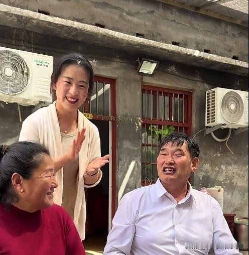 朱之文小院献艺，顺口溜逗乐大衣嫂。
朱之文在自家小院与友人相聚，心情大好时即兴献