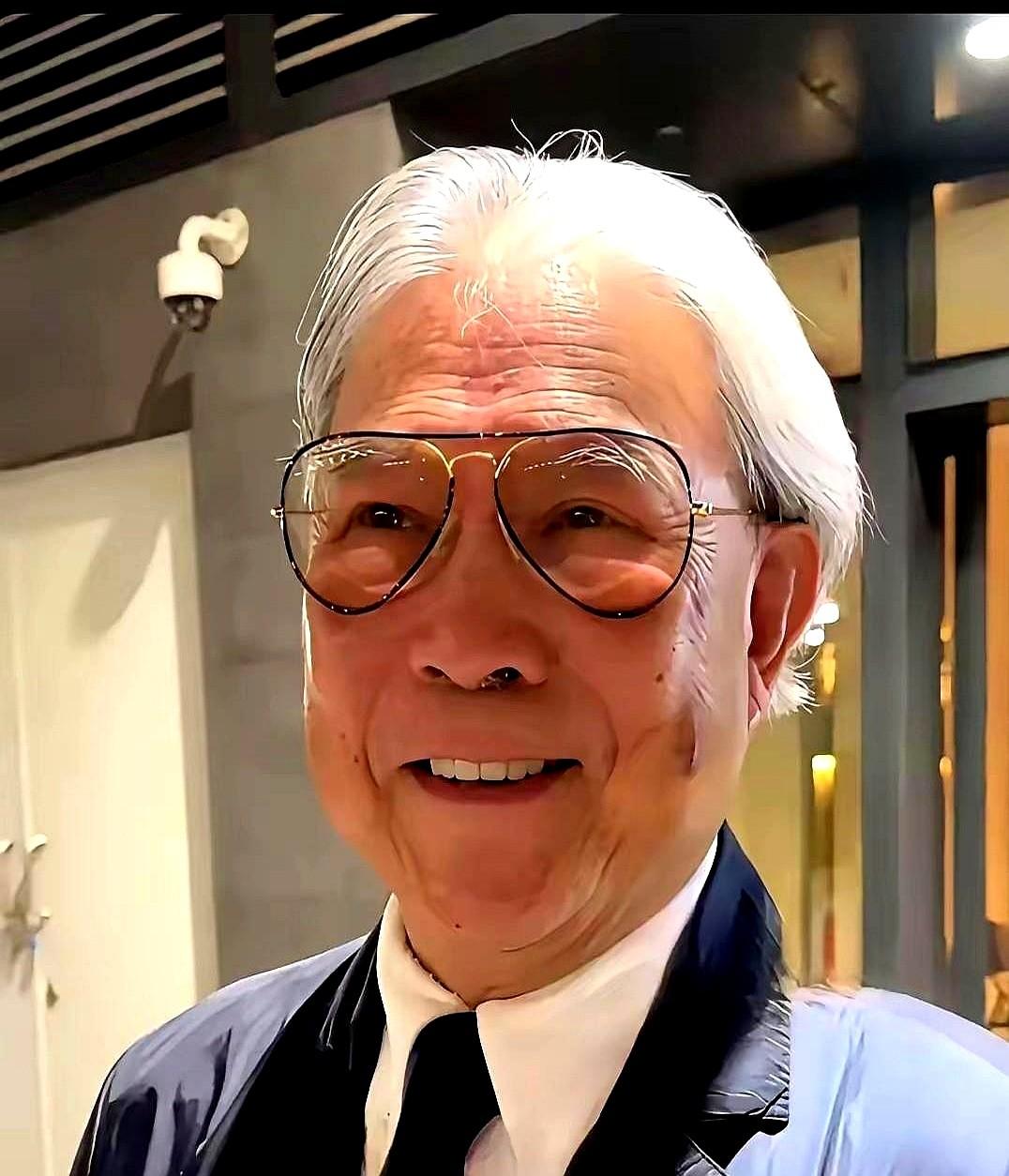 霍震霆过79岁大寿，最贵的礼物居然是…一副碗筷？

这生日宴，真给我看愣了。没啥