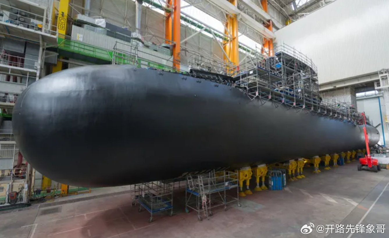 法国海军第四艘“梭鱼”级攻击核潜艇“德格拉斯”号在瑟堡军港解缆起航，完成首次海上